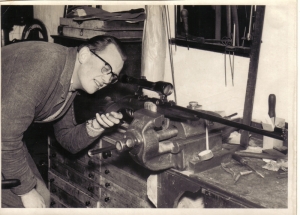 F46 Dhr. Carel Martens, geweermaker, 1957